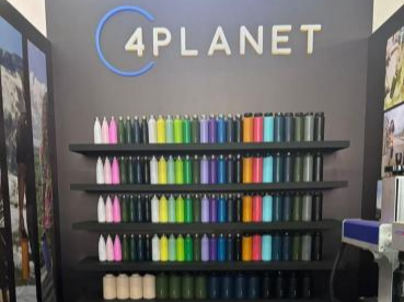 ¿Cómo resolvió Kudike los desafíos de personalización de lotes pequeños y multicolores de 4planet para garantizar su participación exitosa en la exposición?