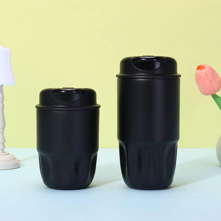 Tazas aisladas con tapas