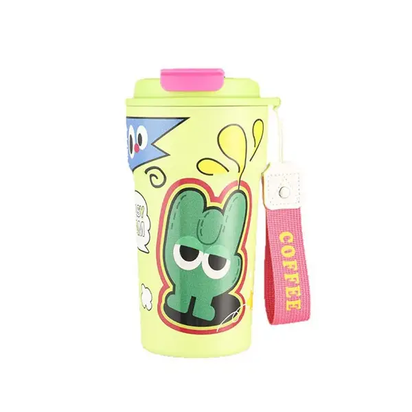 Botella de agua con vaso aislado y pajita