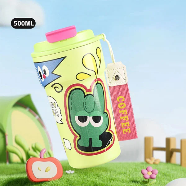 Botella de agua de vaso aislada con paja