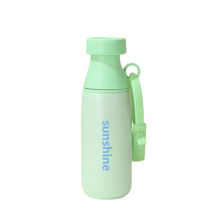 Botella de agua aislada de color Morandi